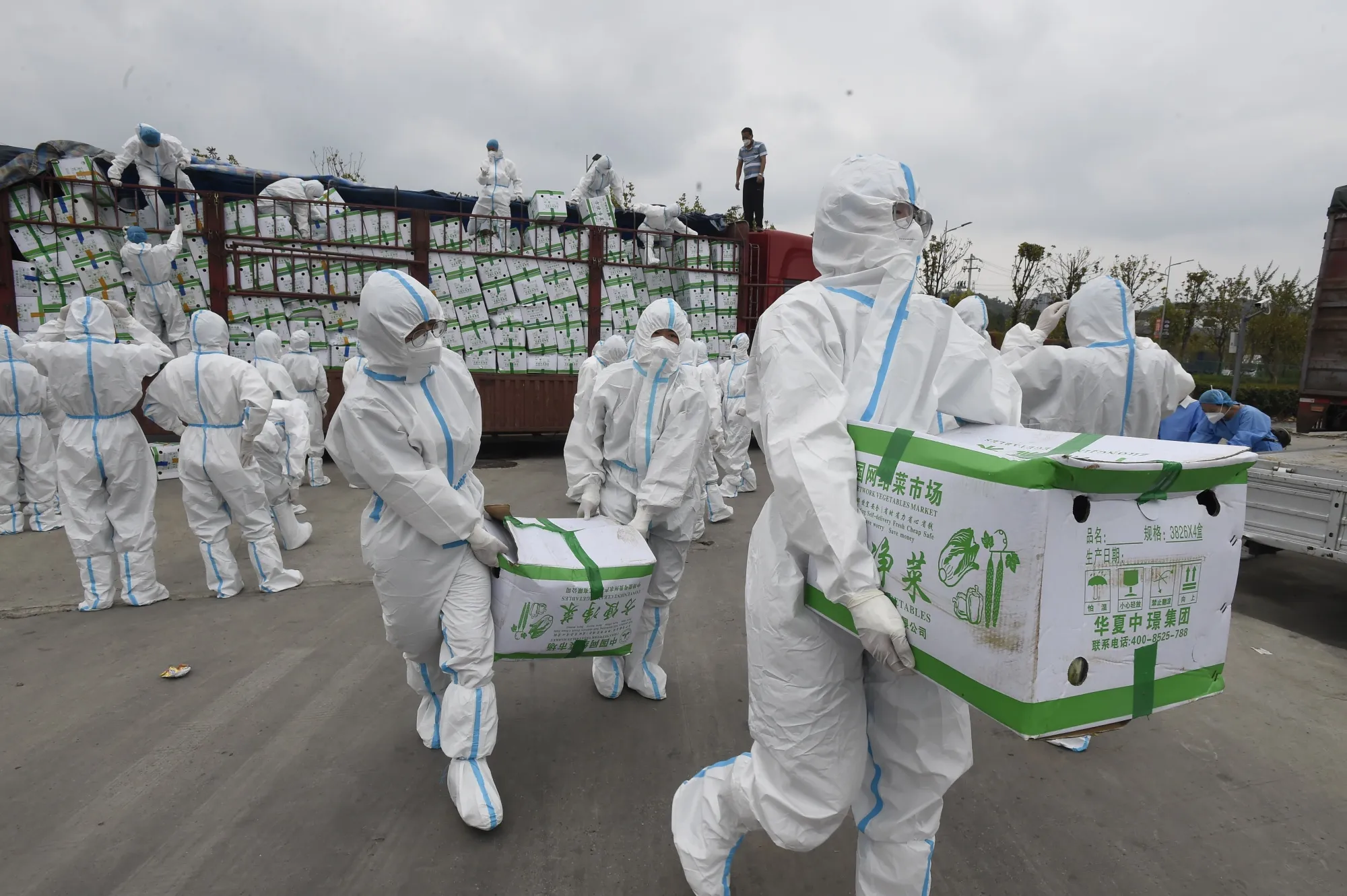 Volunteers deliver boxes of vegetables to residents&nbsp;in Guiyang on Sept. 12.