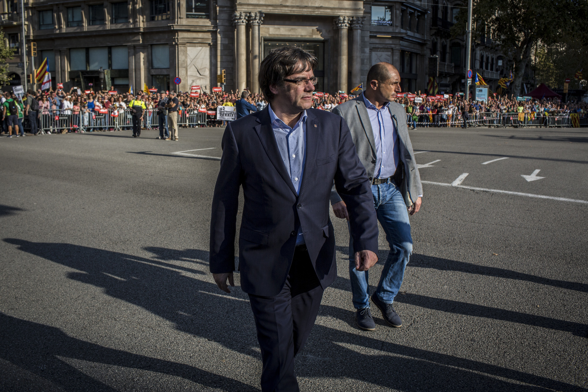 カタルーニャ独立派、州議会での対応検討へ－中央政府の直接統治迫る Bloomberg