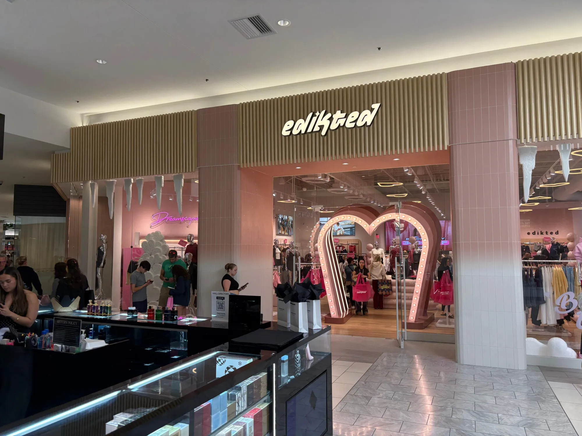 Edikted, Kendra Scott: Teen Brands Win Over Wary Black Friday Shoppers -  Bloomberg