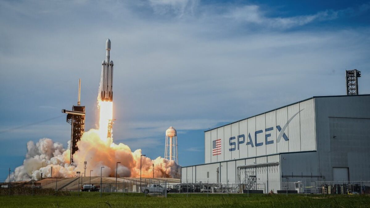 Musk's SpaceX In Advanced Talks to Combine With xAI