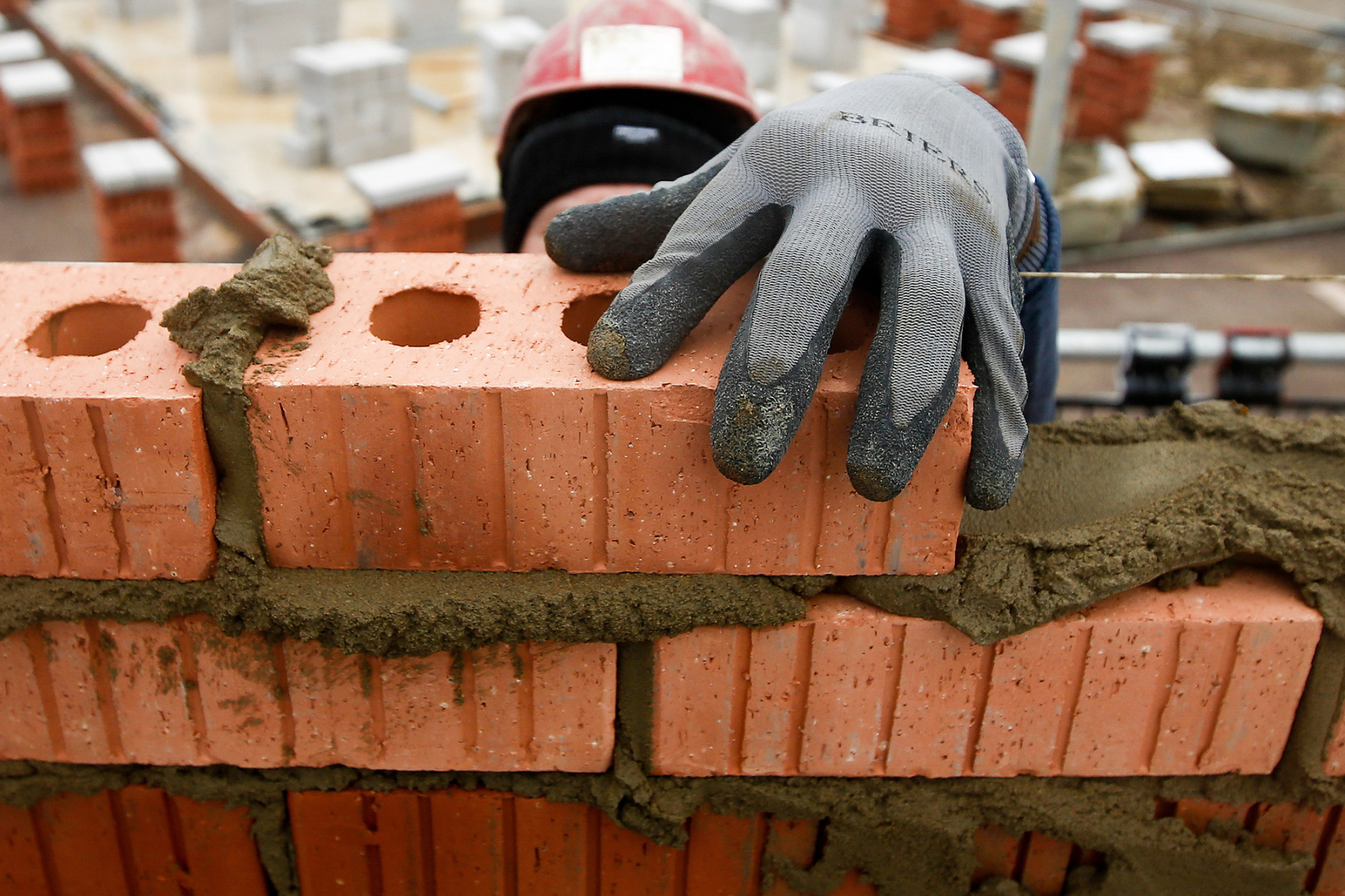A construction worker lays bricks at a Persimmon Plc residential property construction site in Cranfield, U.K., on Tuesday, Jan. 6, 2016. The average price of a home rose 0.8 percent to 196,999 pounds ($292,100) from November, the most since April, Nationwide Building Society said in a statement released at the end of December.
