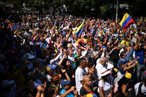 ‘Free Venezuela!’ Cries of Dissent Suddenly Ring Out in Caracas