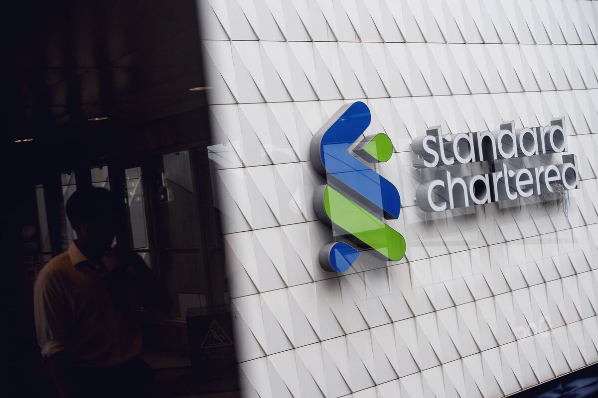 StanChart Joins AI Push With Plan to Cut Thousands of Jobs