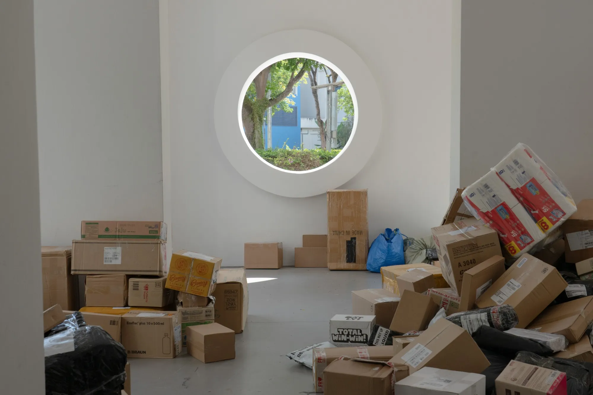 Parcels delivered by Sea Ltd.'s logistics arm SPX Express await pick up at a public housing block&nbsp;in Singapore&nbsp;on Wednesday, July 30, 2025.&nbsp;