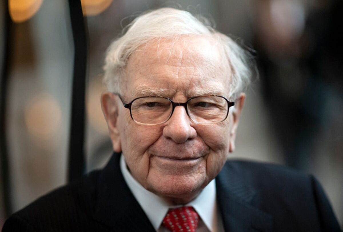 Buffett’s Berkshire Hathaway Cash Pile Soars to $382 Billion