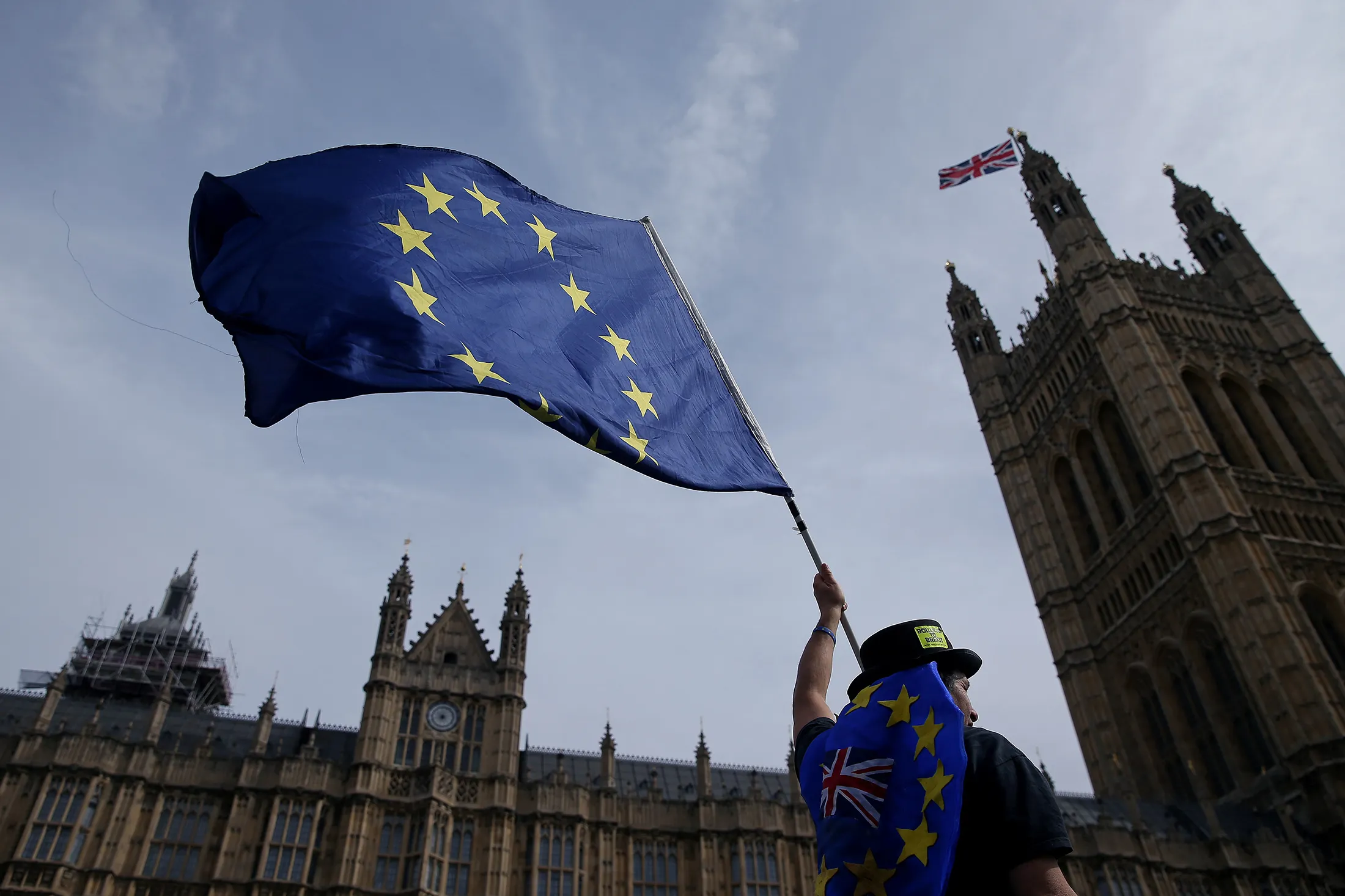 A demonstrator waves a European Union (EU) flag as he protests outside the Houses of Parliament in central London on September 10, 2018. - Britain's former foreign secretary Boris Johnson launched another broadside against Prime Minister Theresa May on Monday amid rumours that he is preparing a leadership bid as Brexit tensions divide their party. Rumours about the former foreign minister's marital infidelities also swirled, with his allies accusing government officials of leaking information to undermine Johnson's chances. (Photo by Daniel LEAL-OLIVAS / AFP) (Photo credit should read DANIEL LEAL-OLIVAS/AFP/Getty Images)