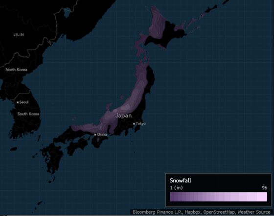 Heavy Snow Snarls Travel in Japan During Year-End Holidays