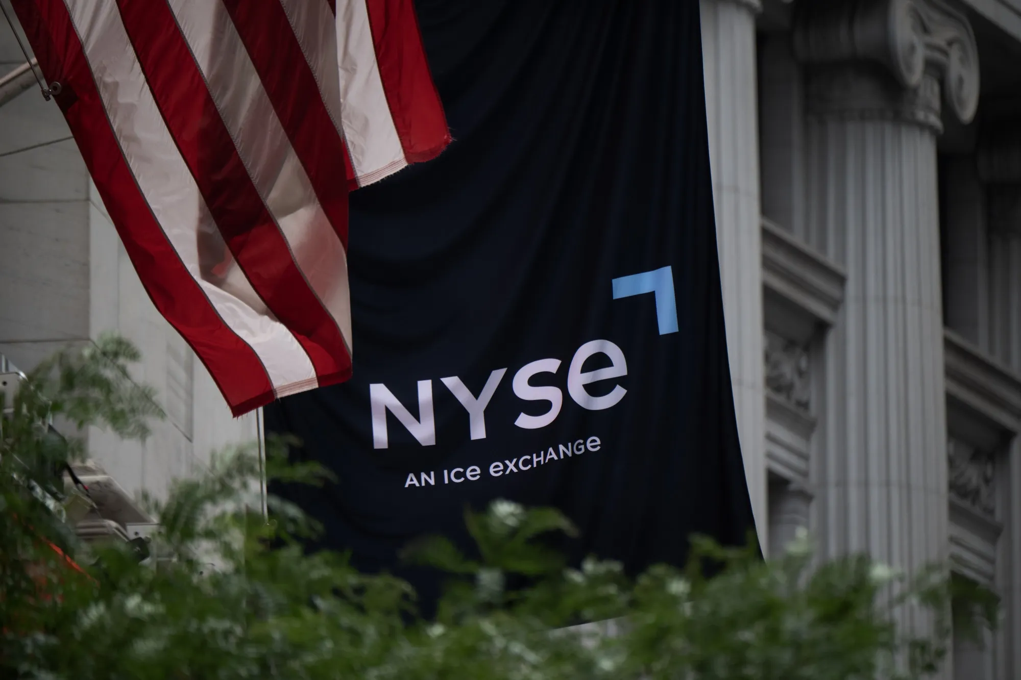 Pimco’s Tony Crescenzi says the US is in a “growth recession.” What will that mean for the stock market&nbsp;as the second half begins?