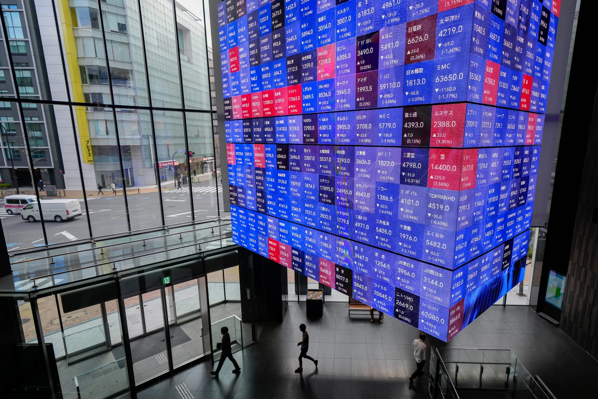 Japanese Bank Stocks Slide as JGB Volatility Stokes Loss Fears