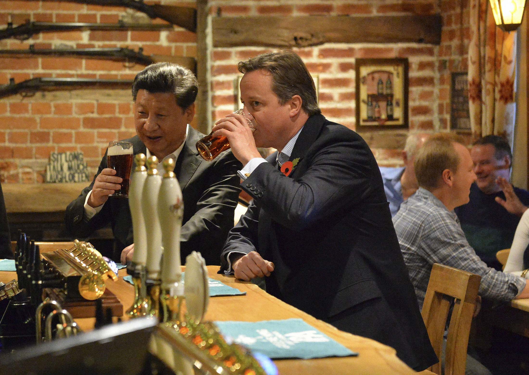 China's President Xi Jinping (left) and Britain's Prime Minister David Cameron share a pint at a pub near Chequers, the prime minister’s country residence&nbsp;northwest of London, in&nbsp;2015.