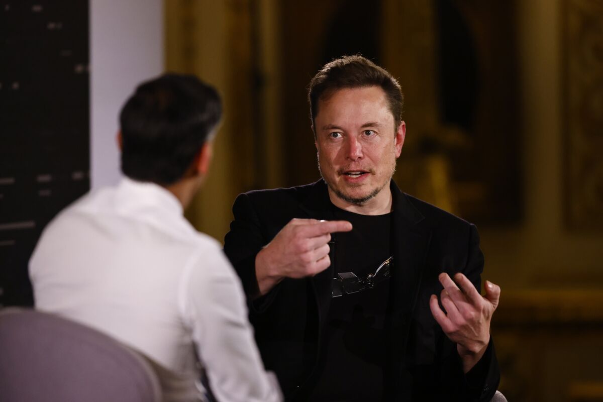 Musk Calls for AI Regulations in Chat With UK Prime Minister - Bloomberg