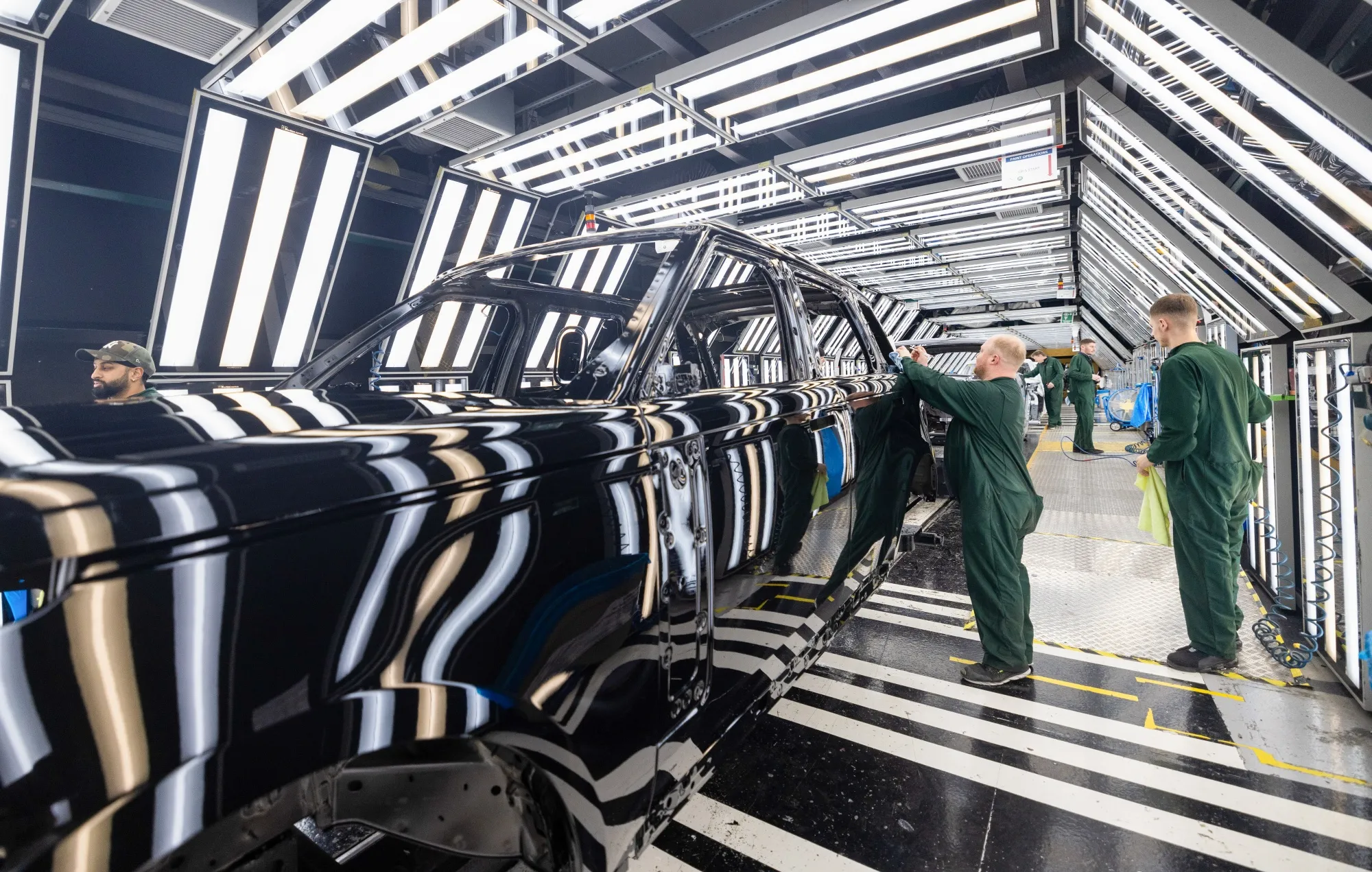 Range Rover Employee Jaguar Land Rover’s Cash Flow Expectations Hit by Chips Fallout - Bloomberg