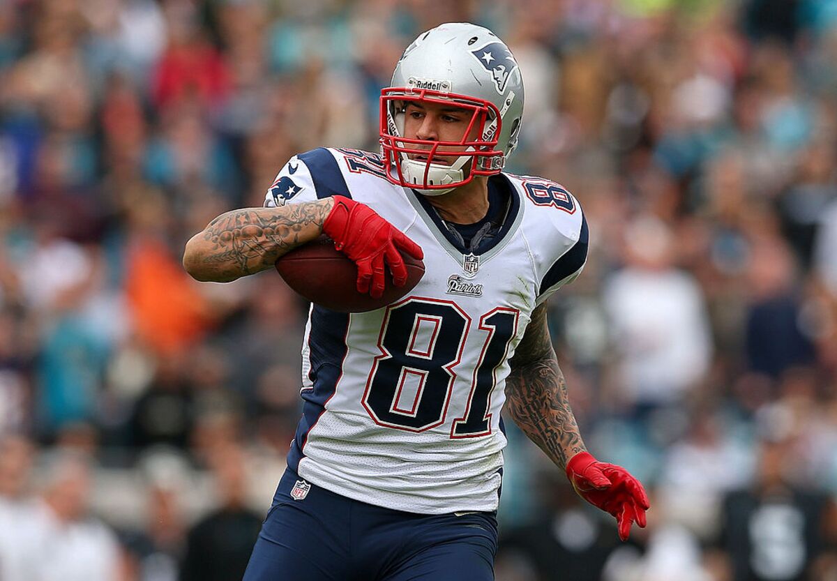 In final hours, NFL star Aaron Hernandez thought of family, not football