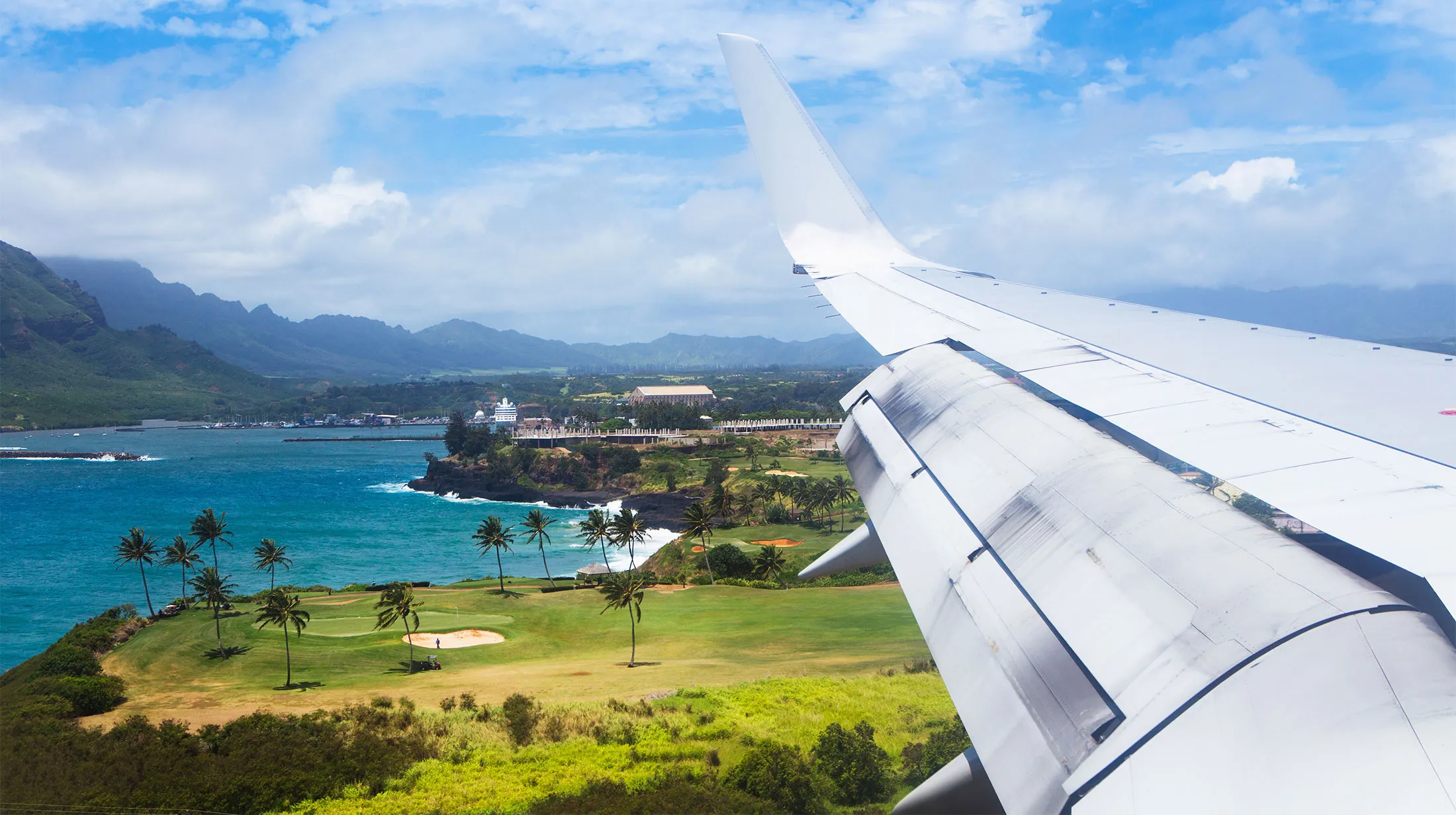 A plane flies into Lihue airport
