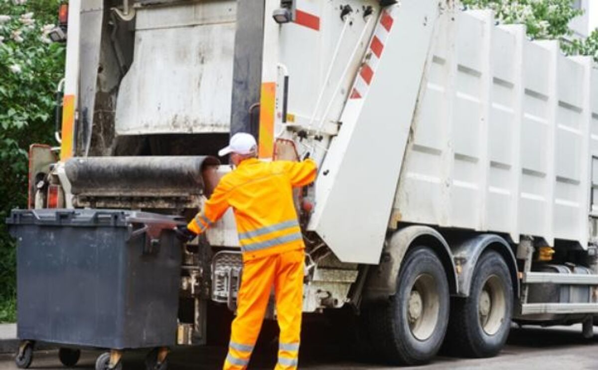 a-necessary-war-on-garbage-trucks-bloomberg