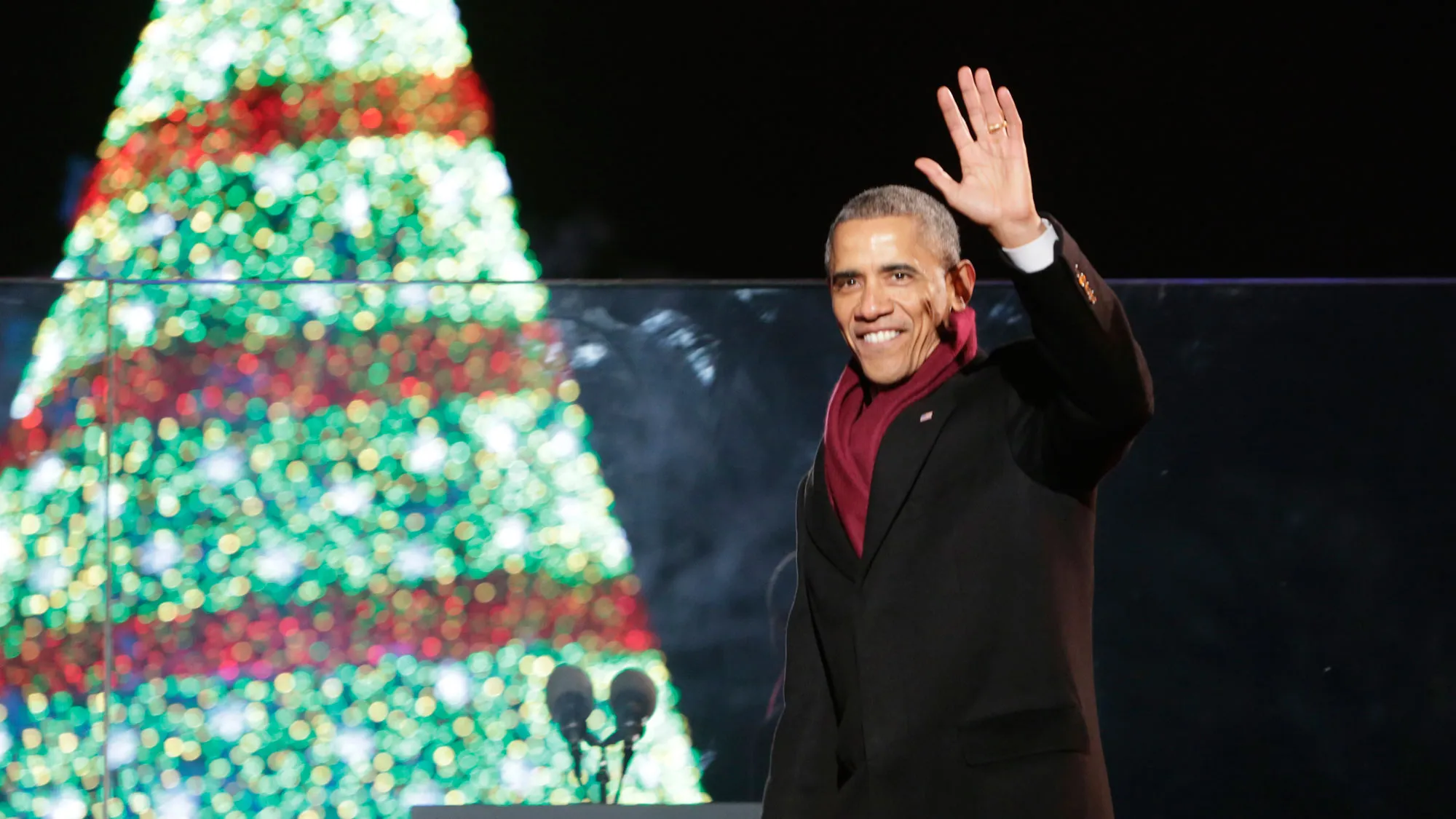 President Barak Obama greets the crowd during the lighting of the National Christmas tree on December 4, 2014 in Washington, DC
