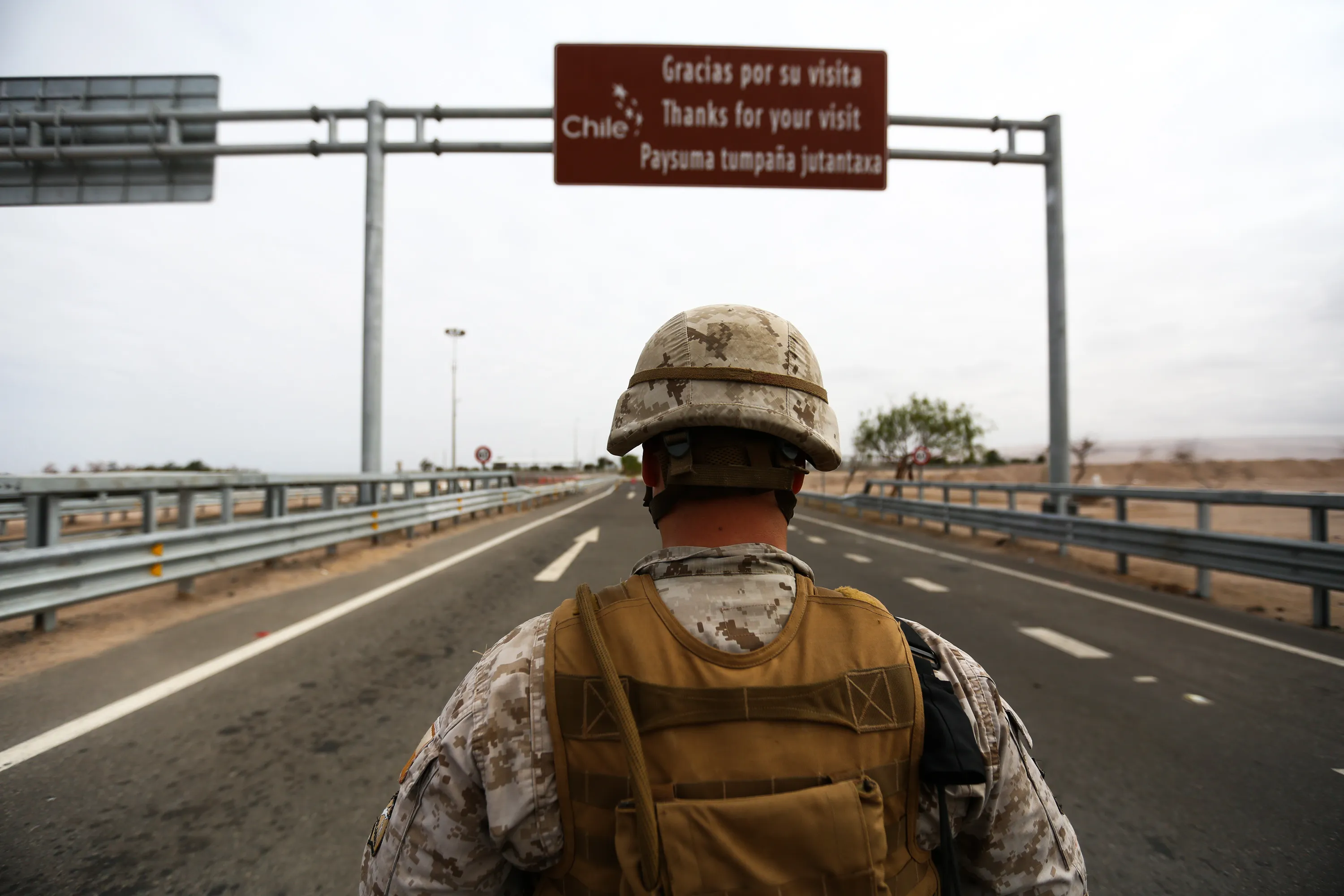 A Chilean soldier&nbsp;guards the Chacalluta border&nbsp;with Peru.