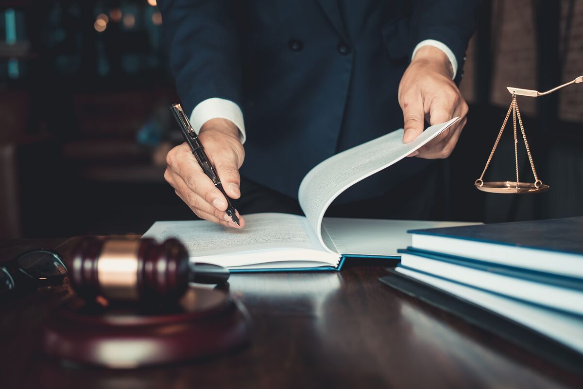 how-much-do-lawyers-make-firms-offer-164-000-bonuses-time-off-in-wage-war-bloomberg