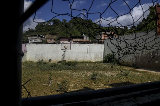 Venezuela’s Ravaged Schools Lack Food, Books and Students