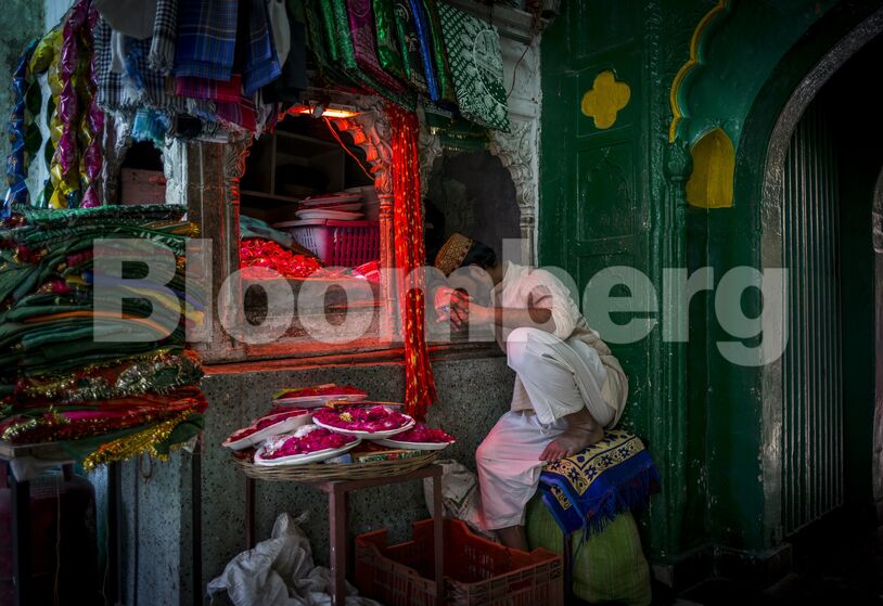 Residents Experience The Heat Wave In New Delhi