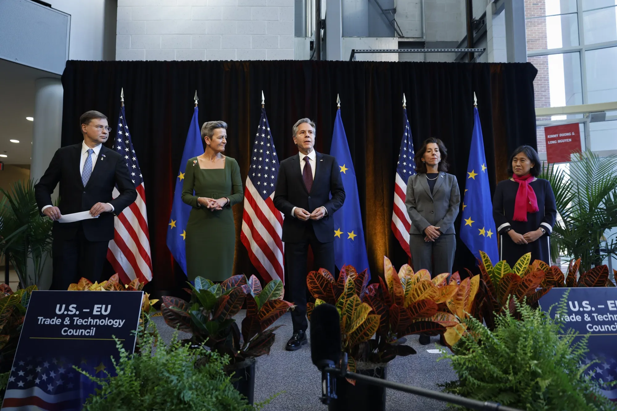 The US-European Union Trade and Technology Council, an influential new economic coordination forum, held its third session on Dec. 5. From left are EU Trade Commissioner Valdis Dombrovskis, EU Competition Commissioner Margrethe Vestager, US Secretary of State Antony Blinken, US Commerce Secretary Gina Raimondo and US Trade Representative Katherine Tai.