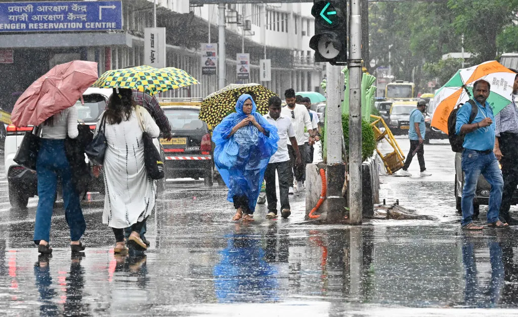 පහළ වායුගෝලීය කැළඹීම අඩු පීඩන කලාපයක් වෙයි... මිලි මීටර 100 ඉක්ම වූ තද වැසි....