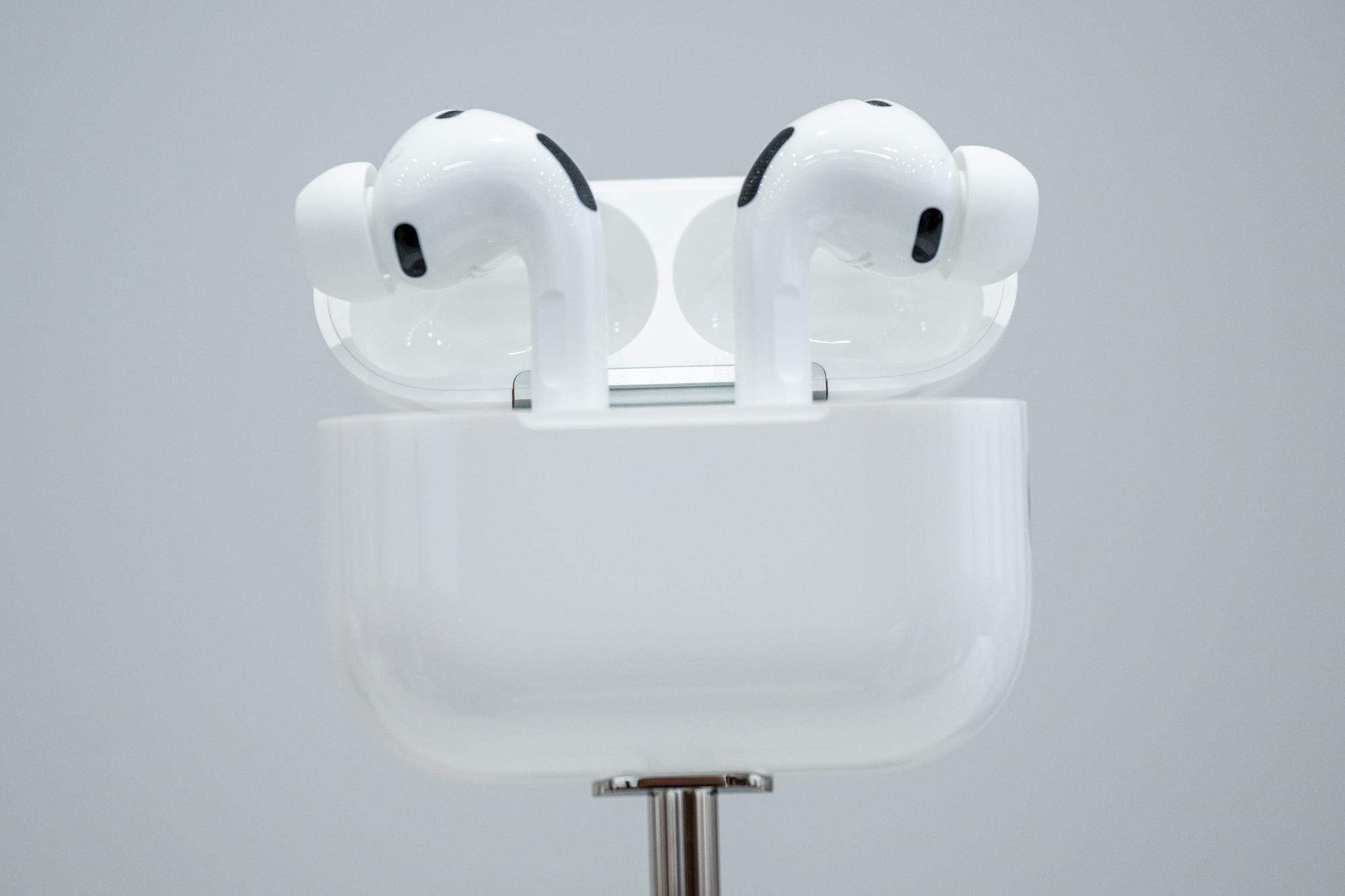 Image associated with story "Apple’s Camera-Equipped AI AirPods Remain on Track for 2027 Despite Video Leak"