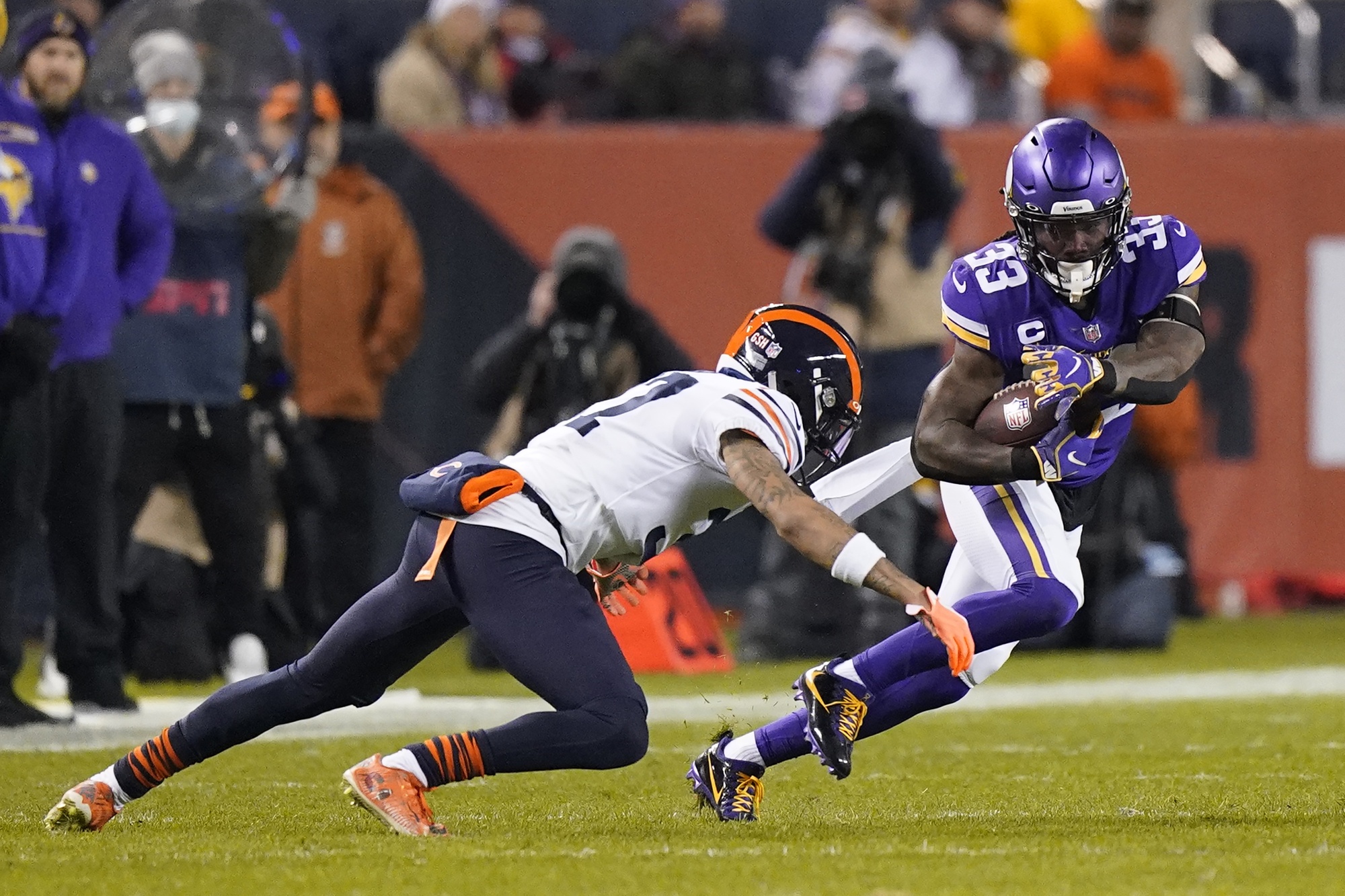 Cousins Throws for 2 Touchdowns as Vikings Beat Bears 17-9 - Bloomberg