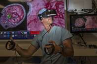 Surgeons use virtual reality to practice surgery