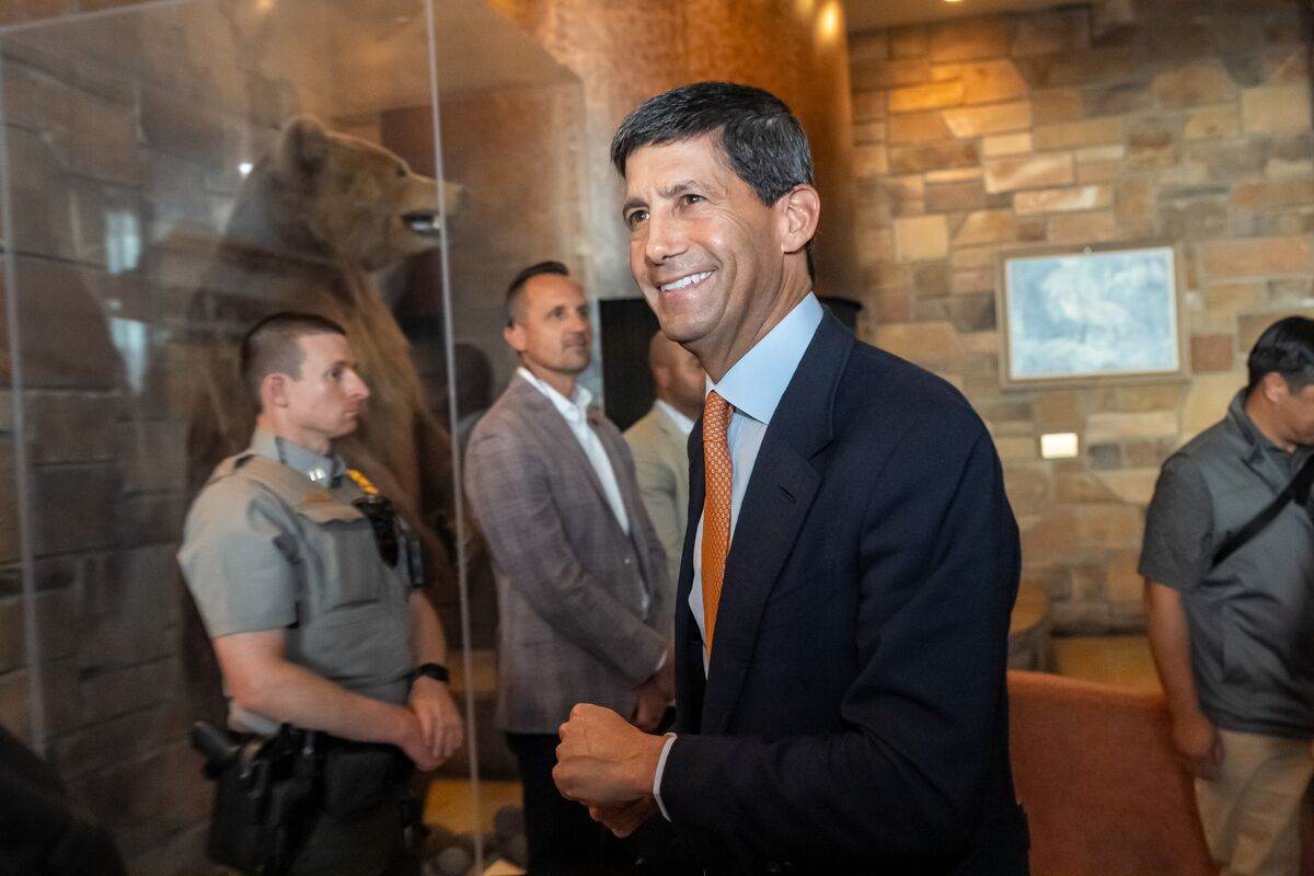 Warsh Walks Yield Tightrope in Speech at Jackson Hole