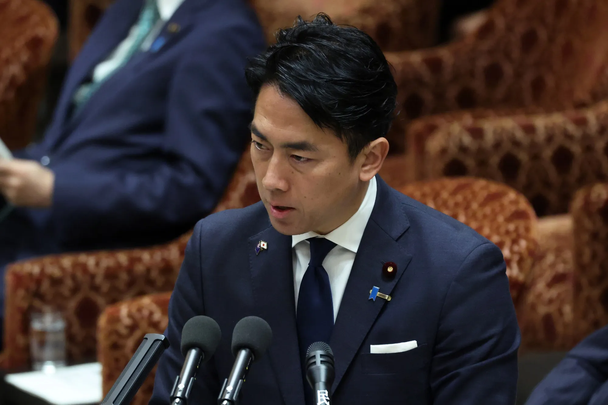 小泉防衛相、中国による軍民両用物資の対日輸出禁止で対応策を検討