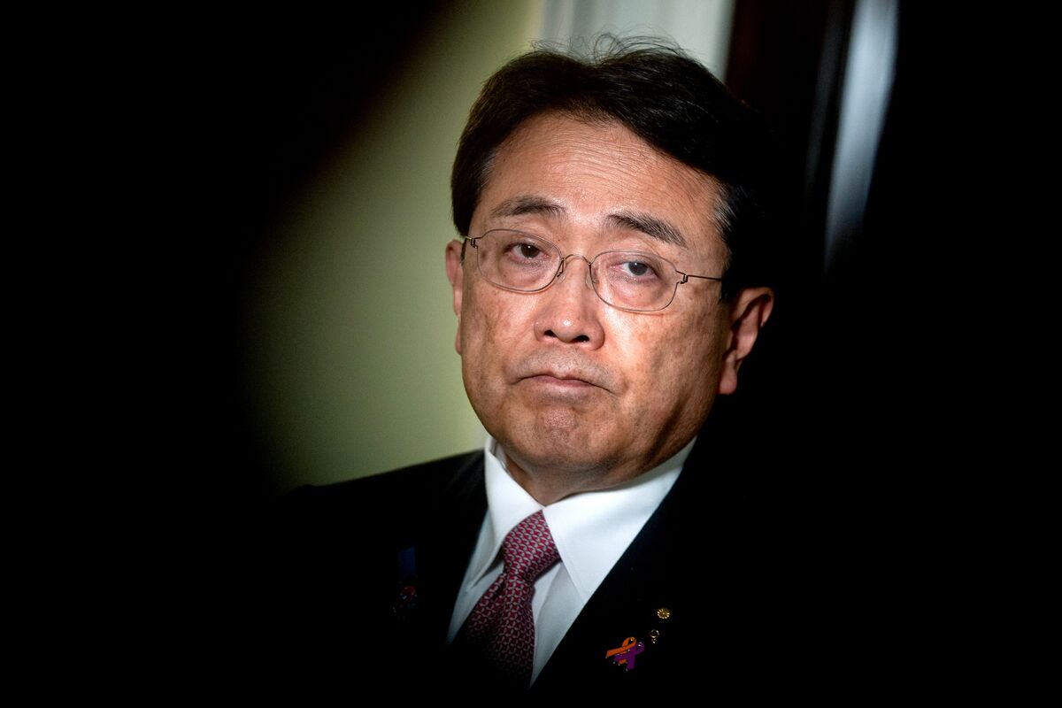 Japan’s Akazawa to Take Another US Trip Ahead of Executive Order