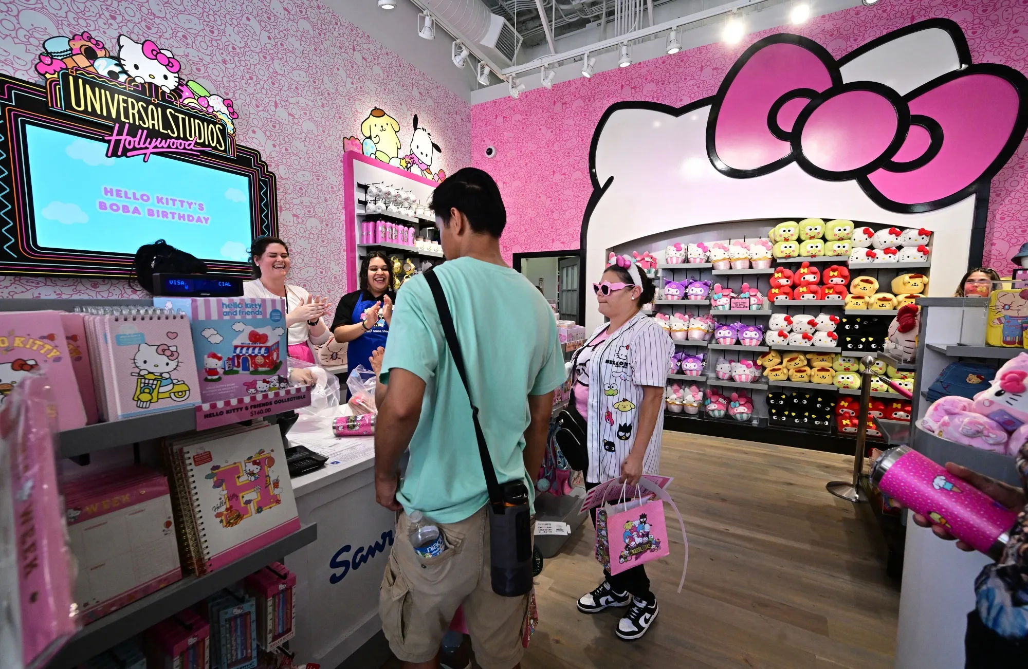 هواداران Hello Kitty در حال خرید کالا در فروشگاه Sanrio Smile در کالیفرنیا.