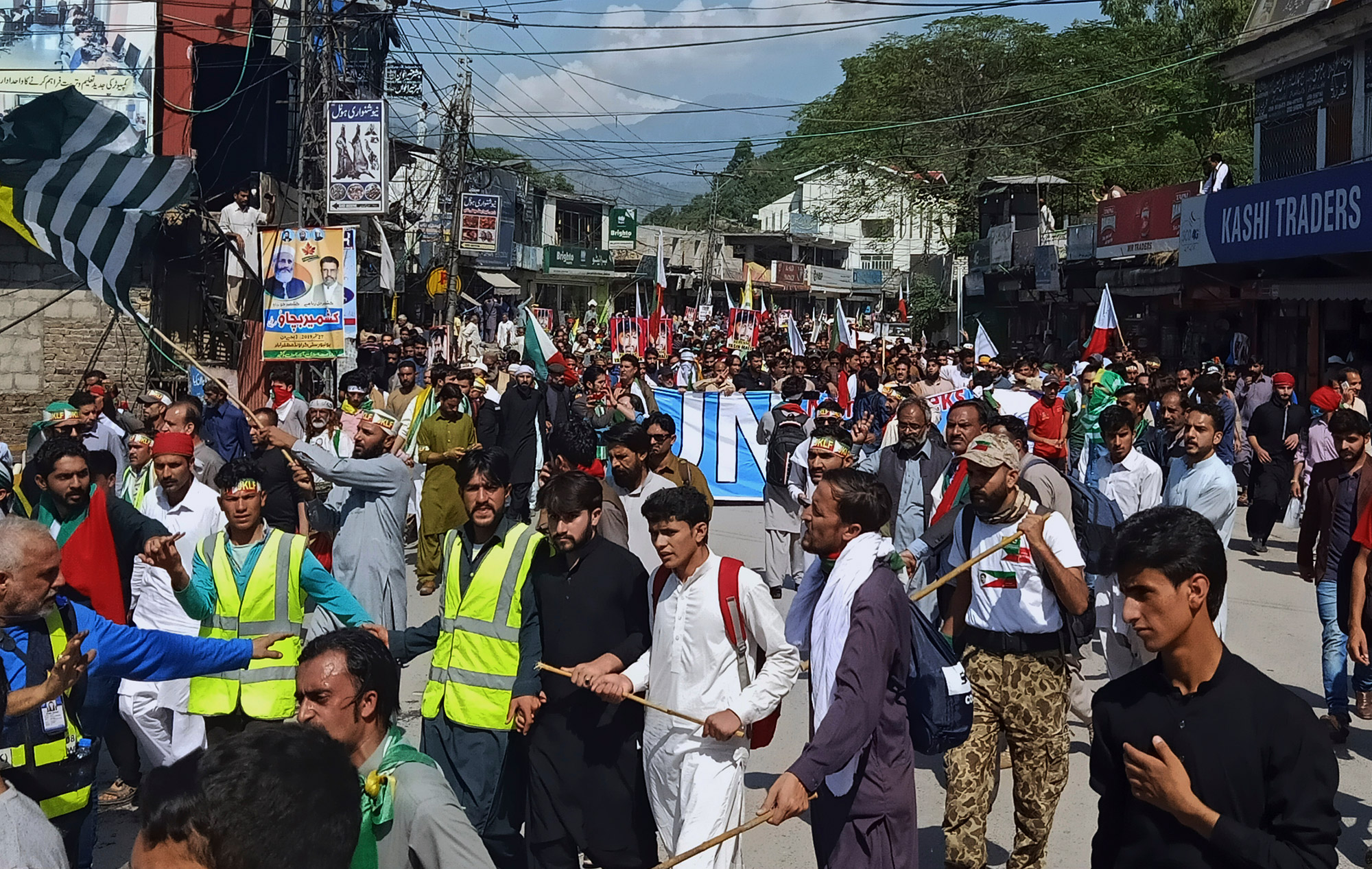 Thousands March to Frontier in Pakistani Kashmir Bloomberg