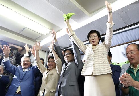 小池知事の当選を隣で祝う若狭氏(中央、2016年7月)