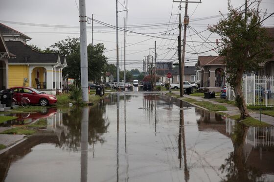 Tropical Storm Races Toward Louisiana, Curbing Oil Output
