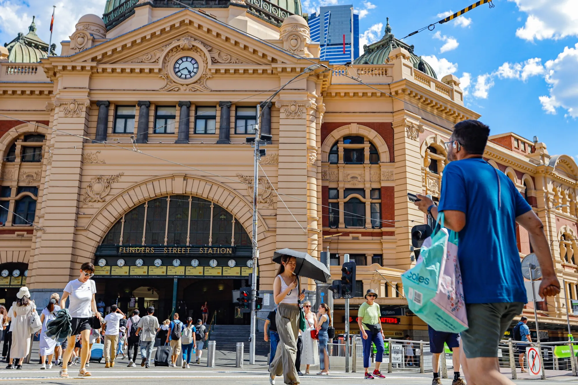 Pedestrians during a heatwave&nbsp;in Melbourne, Australia, on Jan. 7.