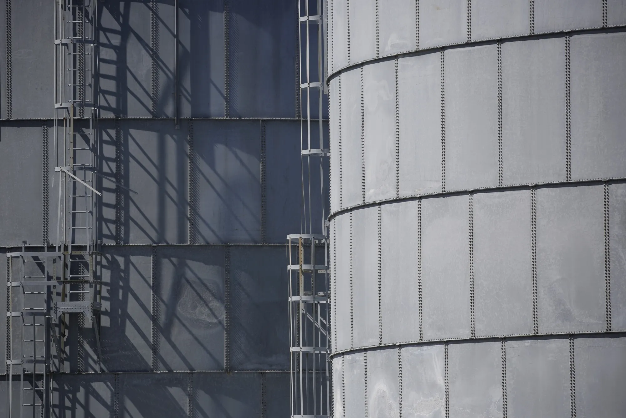 Oil’s Rise Above $40 Comes as Demand Recovers, Shale Reawakens