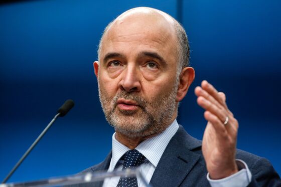 Moscovici Says He Wants Italy `Closer' to EU Spending Rules