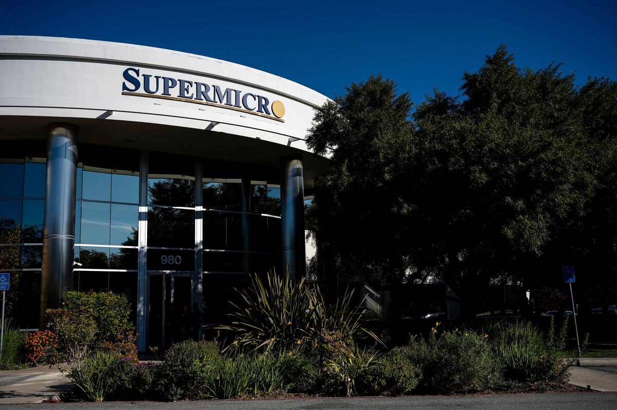 Super Micro Falls After Cutting Sales Forecast on Delayed Demand