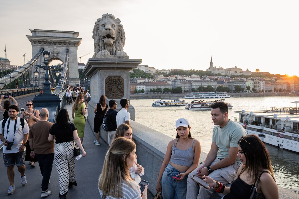Hungary, Kyrgyzstan Hold Key Interest Rates Amid Inflation Pressures