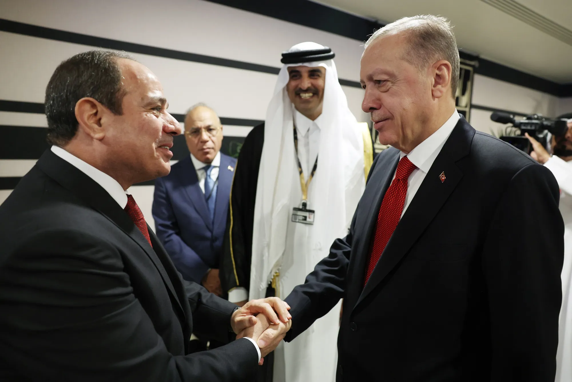 Recep Tayyip Erdogan shakes hands with Abdel Fattah el-Sisi in&nbsp;Qatar on Nov.&nbsp;20.