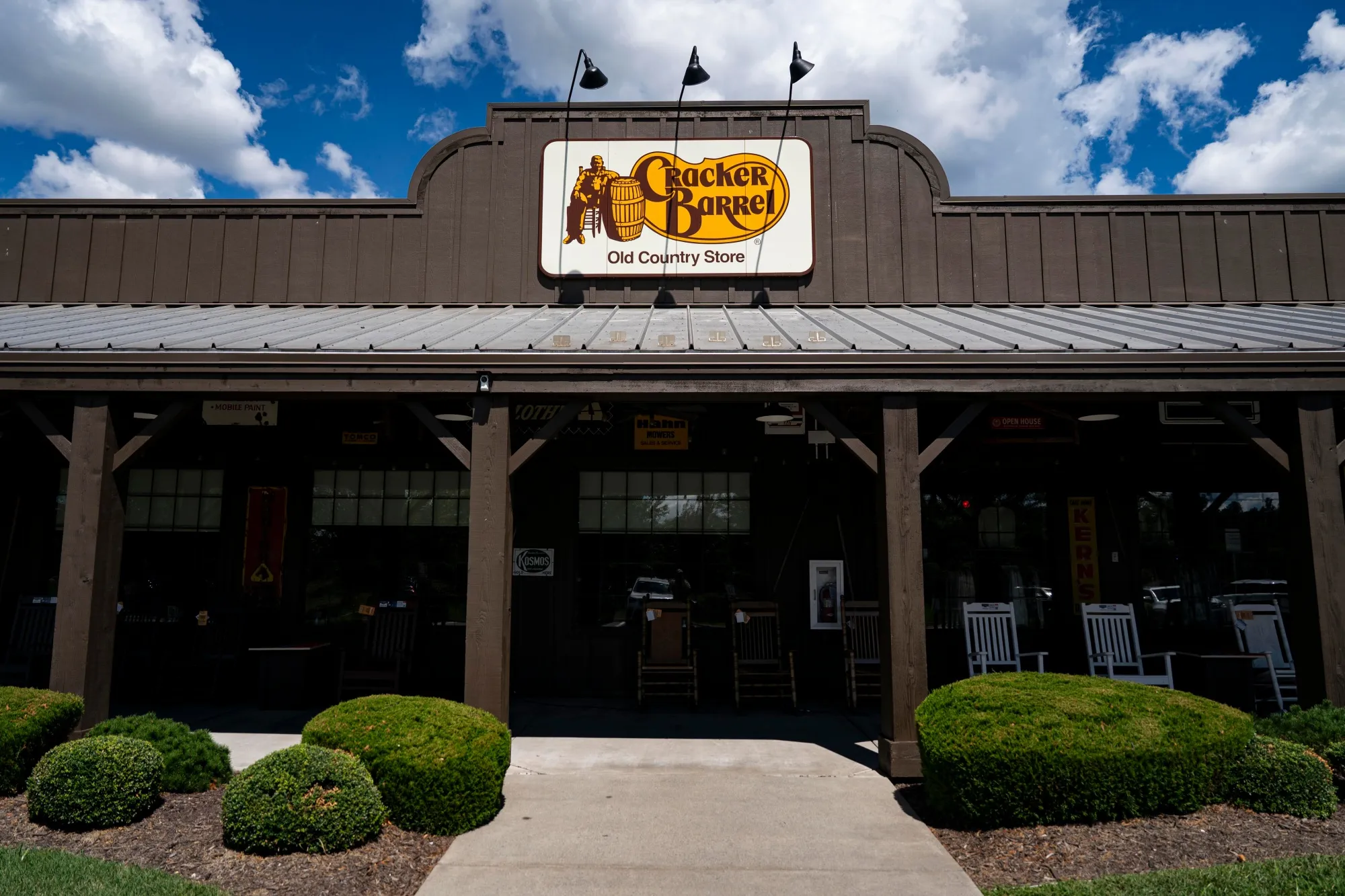Cracker Barrel Outlook Falls Short Following Rebrand Controversy - Bloomberg
