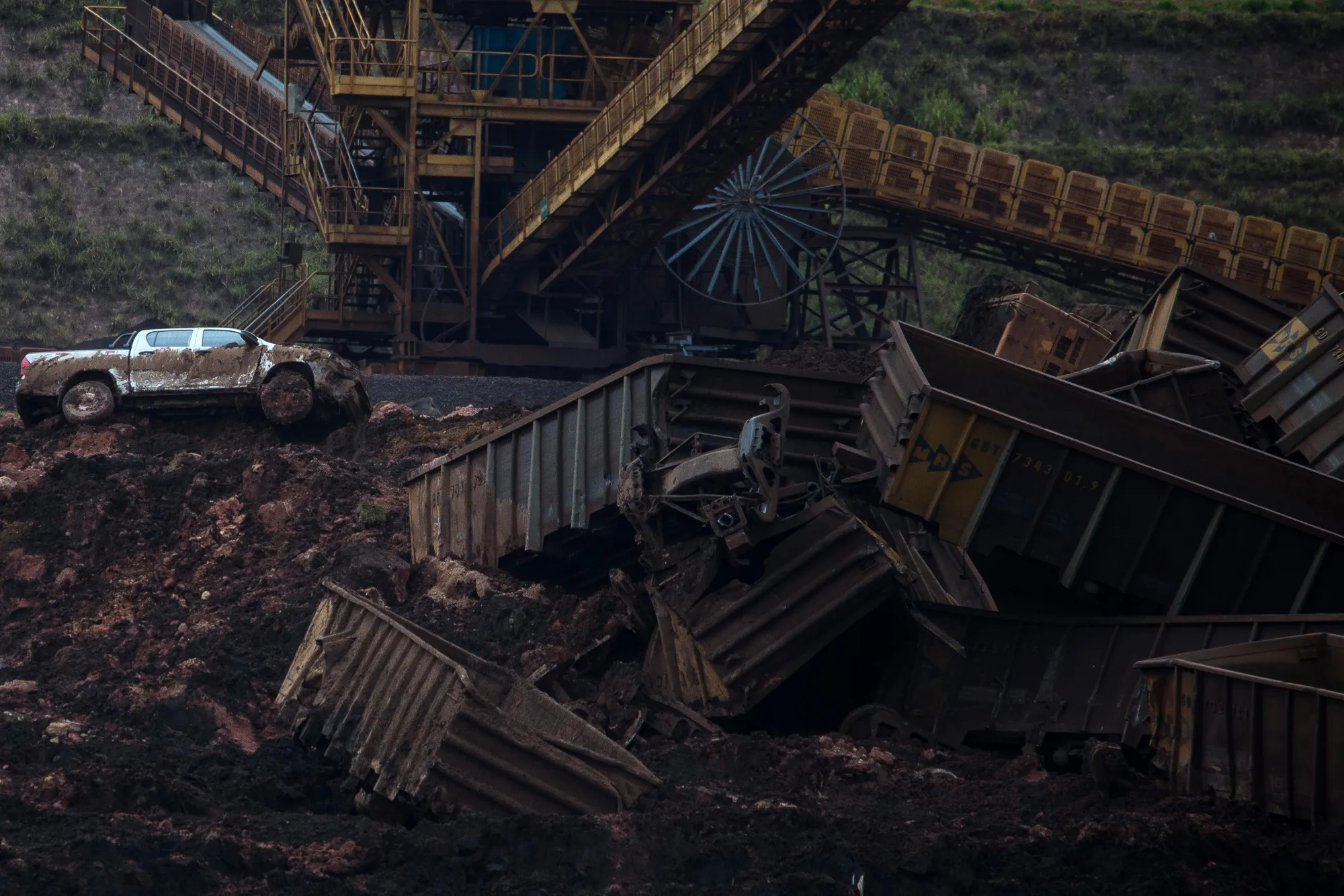 A pick up truck sits among debris after a Vale SA dam burst in Brumadinho, Minas Gerais state, Brazil, on&nbsp;Jan. 26, 2019.&nbsp;