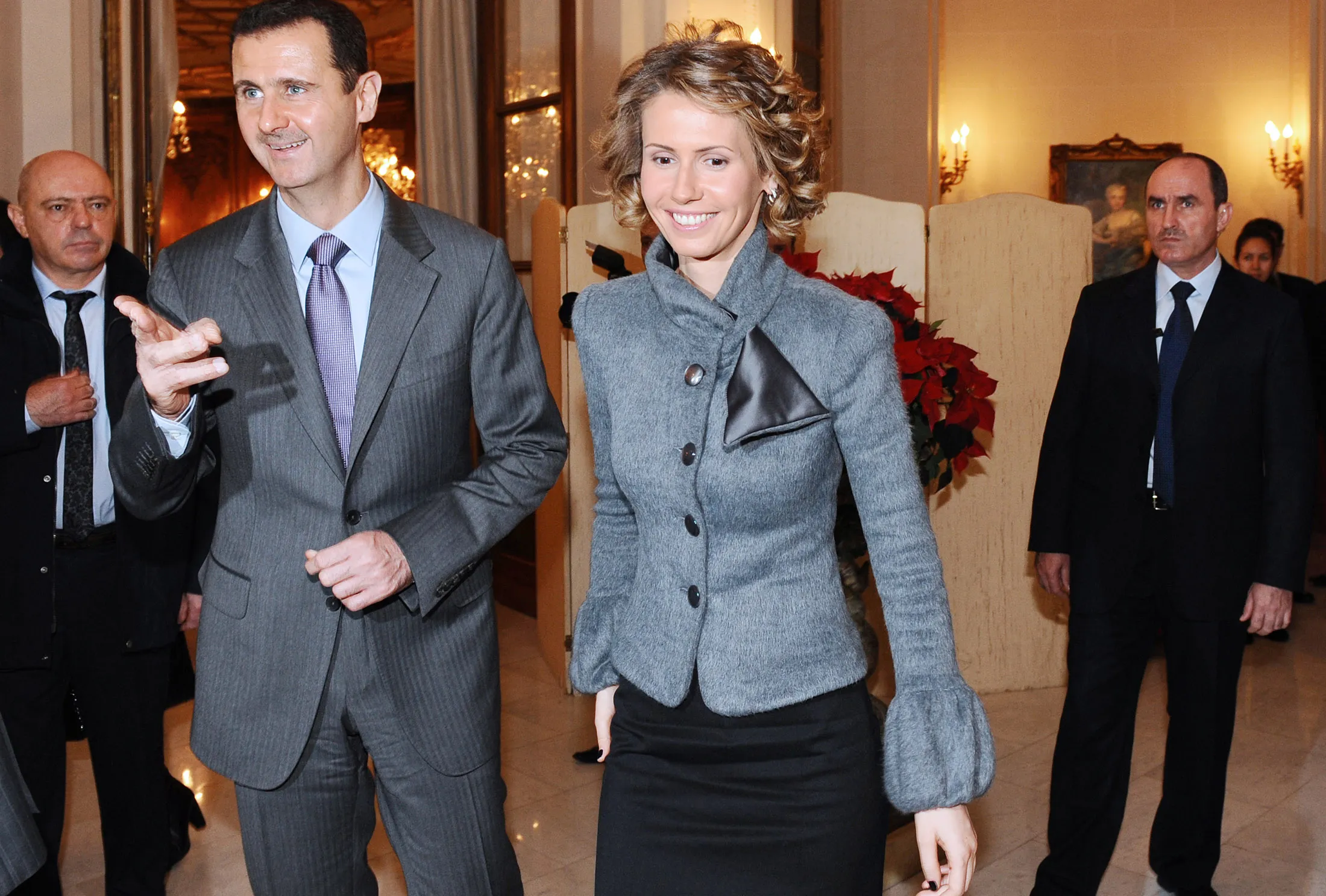 Syrian President Bashar al-Assad (foregorund L), his wife Asma visit the exhibition dedicated to French painter Claude Monet at the Grand Palais on December 11, 2010 in Paris at the end of their official visit in France.
