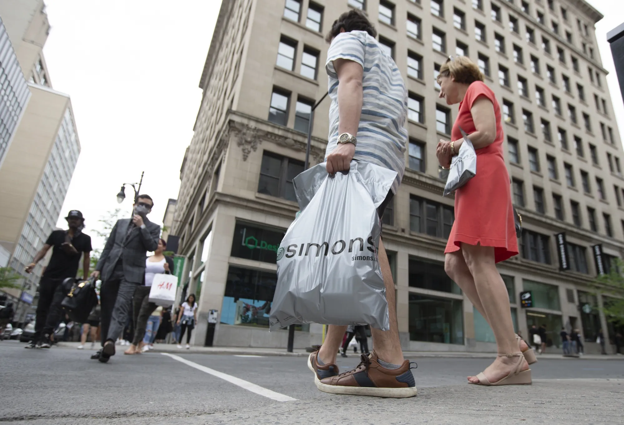 Quebec Proceeds With Plan to Reopen Montreal-Area Stores