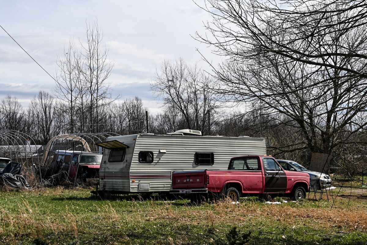 bloomberg.com - Joe Weisenthal - The Three 'Cs' of Cash, Confidence and Cheap Gas