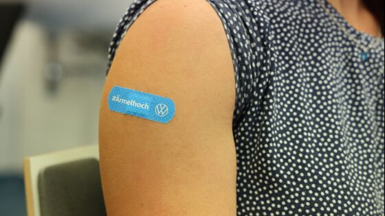 VW Widens Staff Vaccination Drive to Counter Omicron Risks