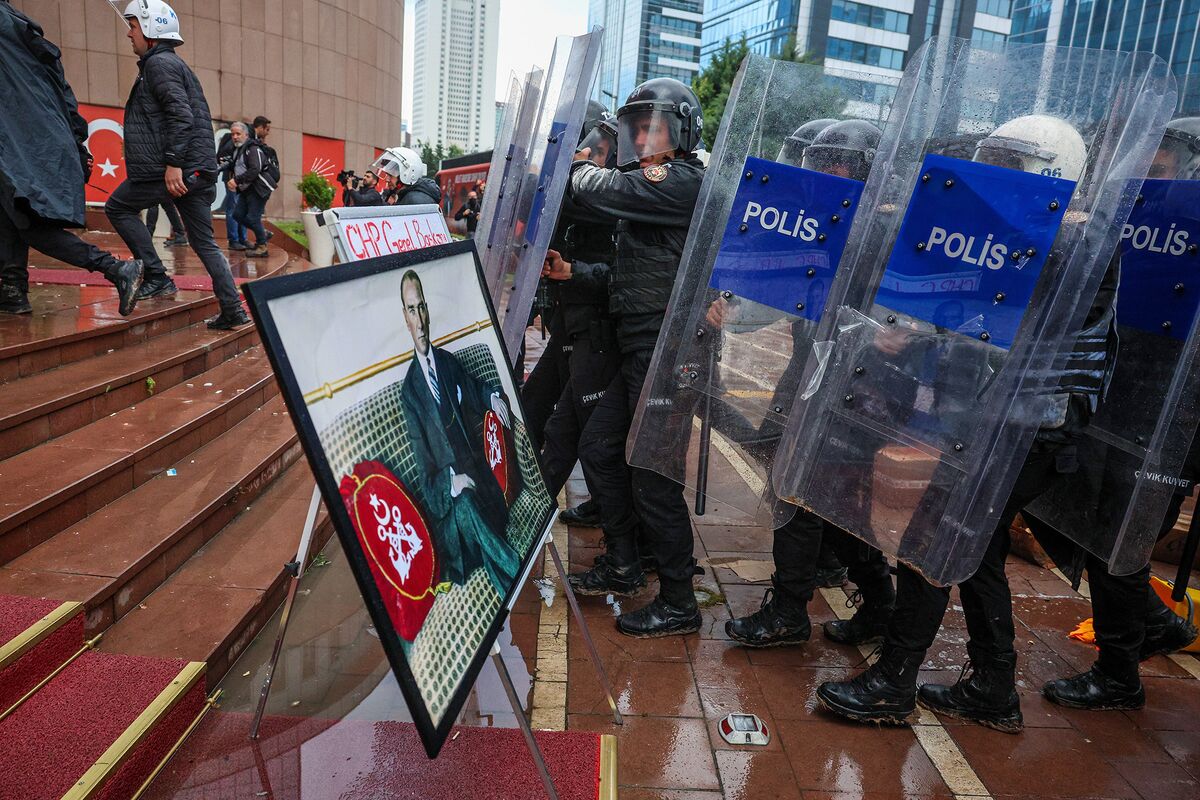 In Erdogan’s Turkey, It’s Not Only Politicians in the Crosshairs