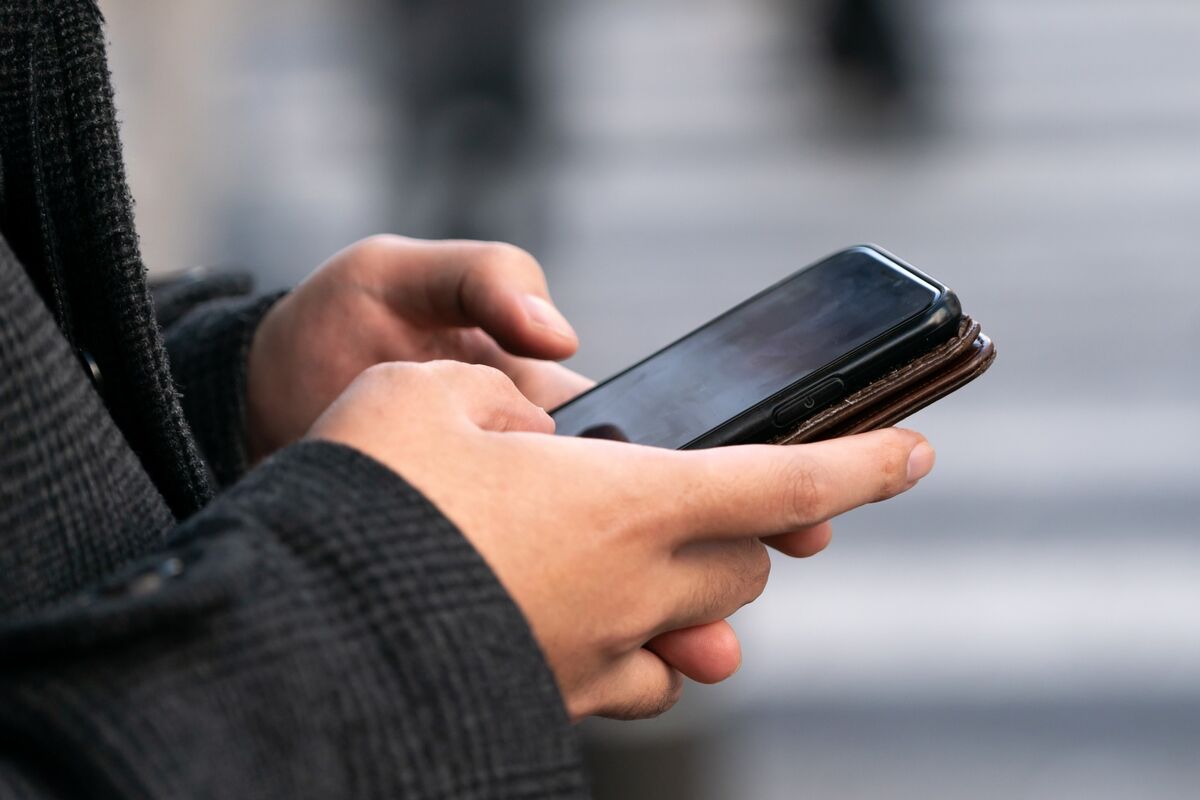 Sources: Japanese news aggregation app operator SmartNews considers a Tokyo IPO listing as soon as October; its valuation may fall from $2B after a 2021 raise (Yasutaka Tamura/Bloomberg)